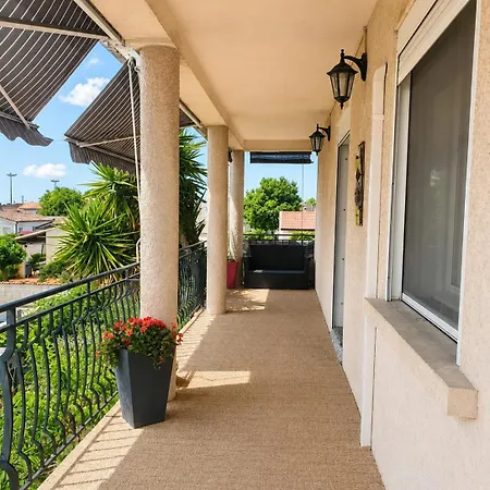 2 Appartements, Piscine, Jeux, Jardin Clos